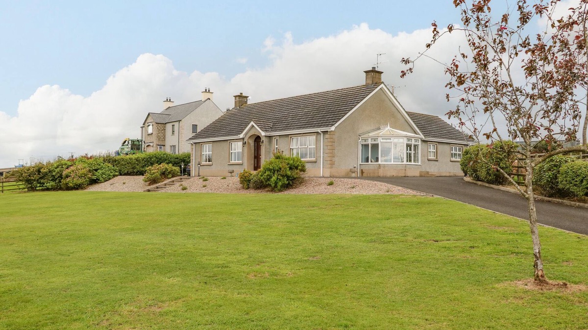 Ballymena Cottage | BRAESIDE FARM HOUSE, pet friendly, with hot tub in Cloughmills