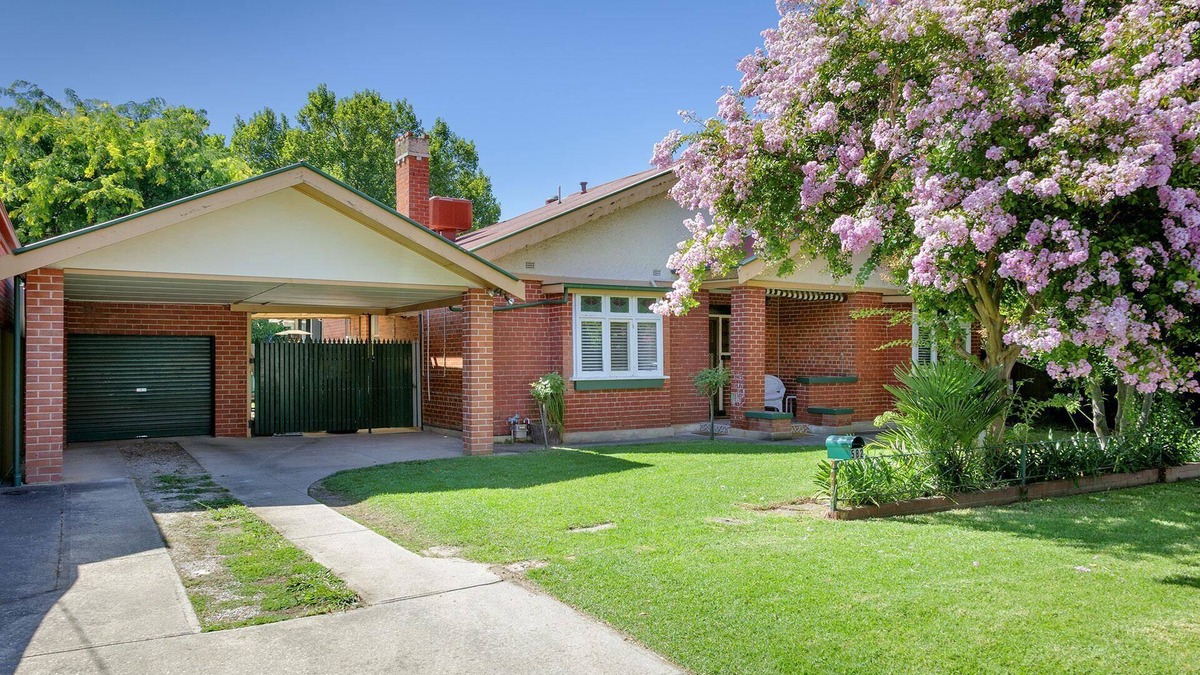 Albury House | Braeside- Victoria St's Secret - Gorgeous four bedroom, two bathroom Federation style central home