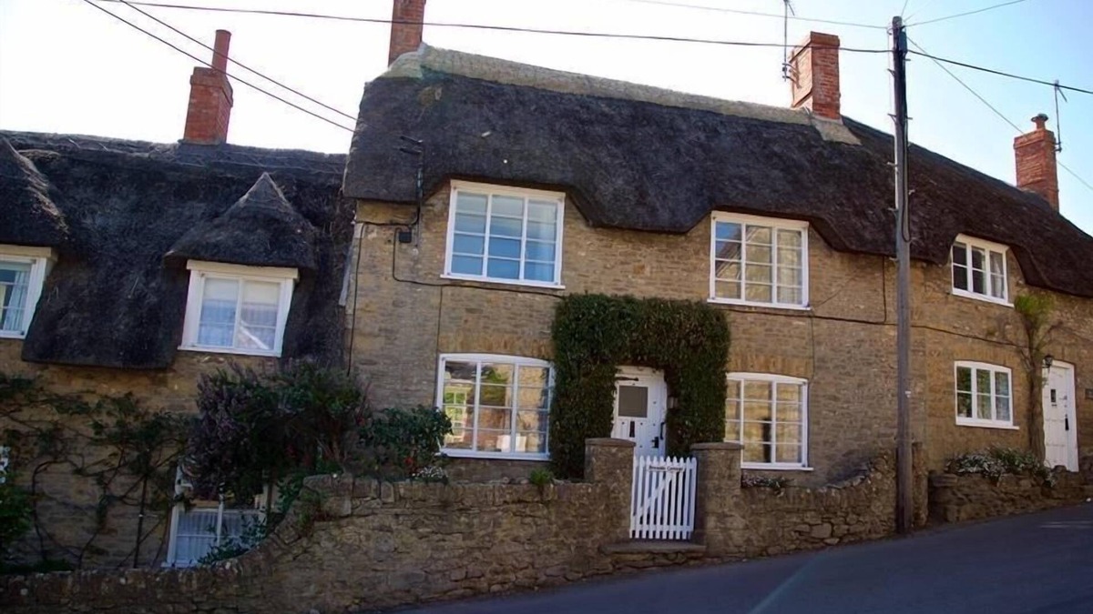 Burton Bradstock Cottage | BRAMBLE COTTAGE, pet friendly, with a garden in Burton Bradstock