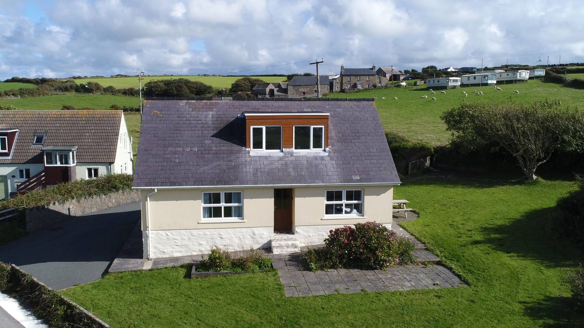 Roch Cottage | BRAMBLE COTTAGE, family friendly, with a garden in Newgale