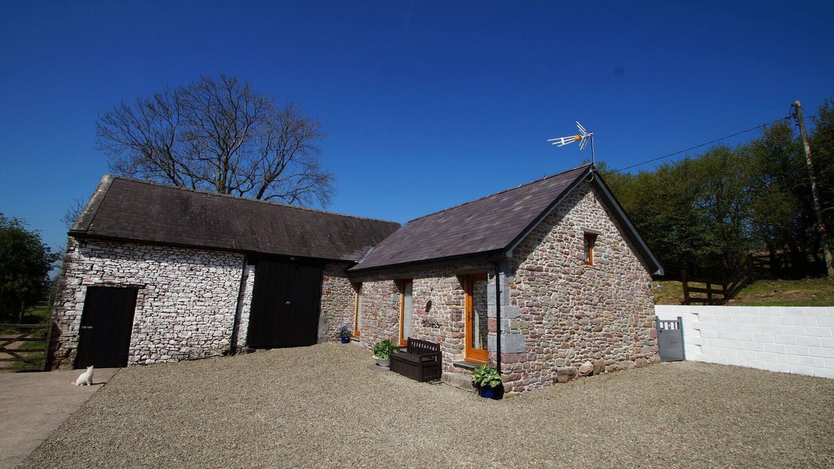 Llangadog House | Bramble Cottage - Mountain Retreat