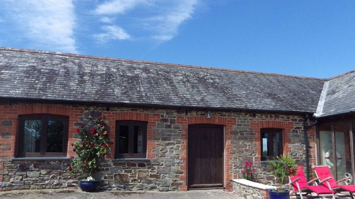 Winkleigh House | Bramble Cottage (Sleeps 5. 2 Bedrooms) Indoor heated pool and fishing lake