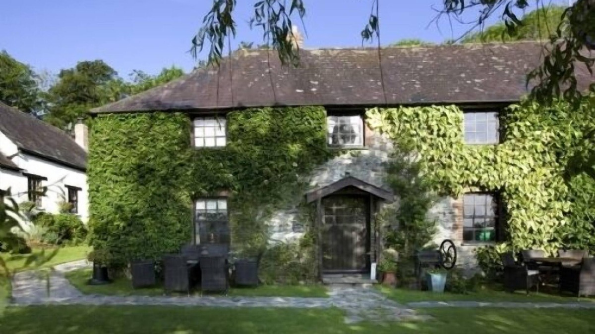Boncath Cottage | Bramble Cottage - sleeps 6 guests in 3 bedrooms