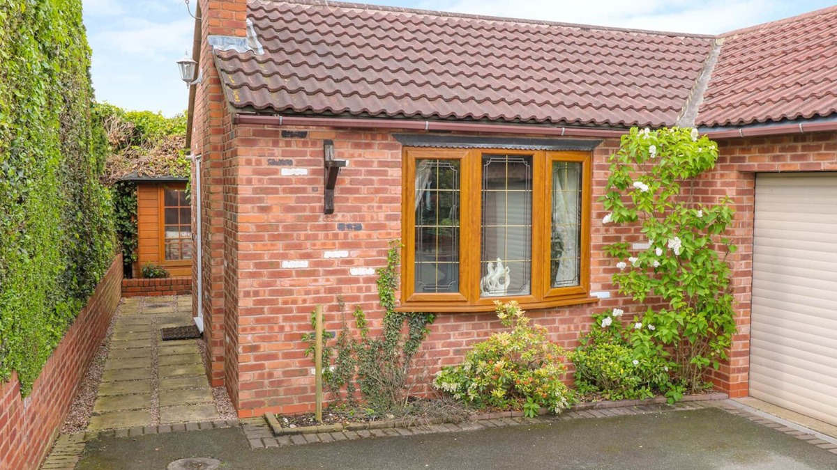 Swadlincote Cottage | BRAMBLE GRANGE, family friendly, with hot tub in Overseal