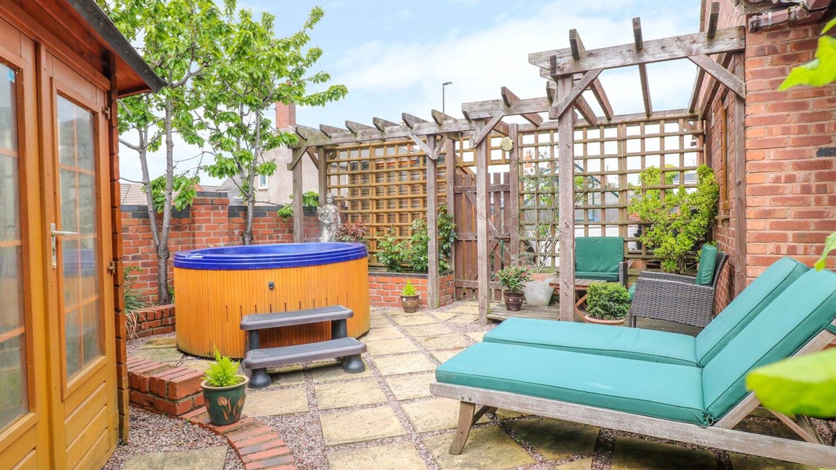 Swadlincote Cottage | Bramble Grange