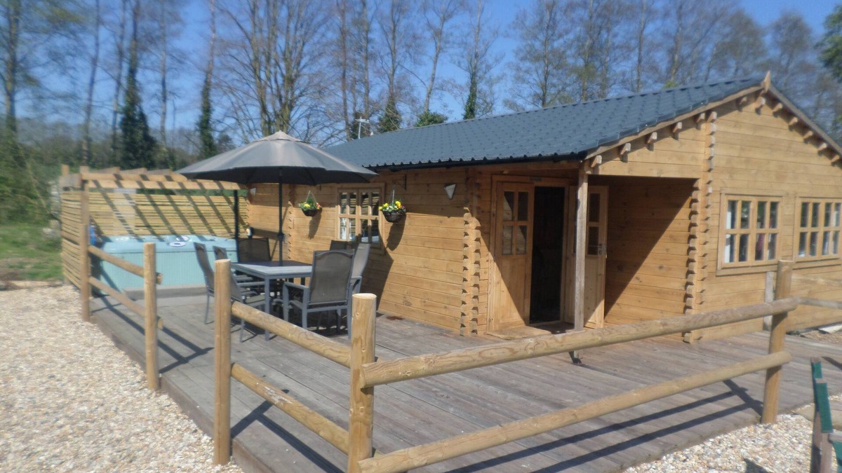 Littlebourne Cabin | 'Bramble Lodge' Littlebourne Canterbury (hot tub)