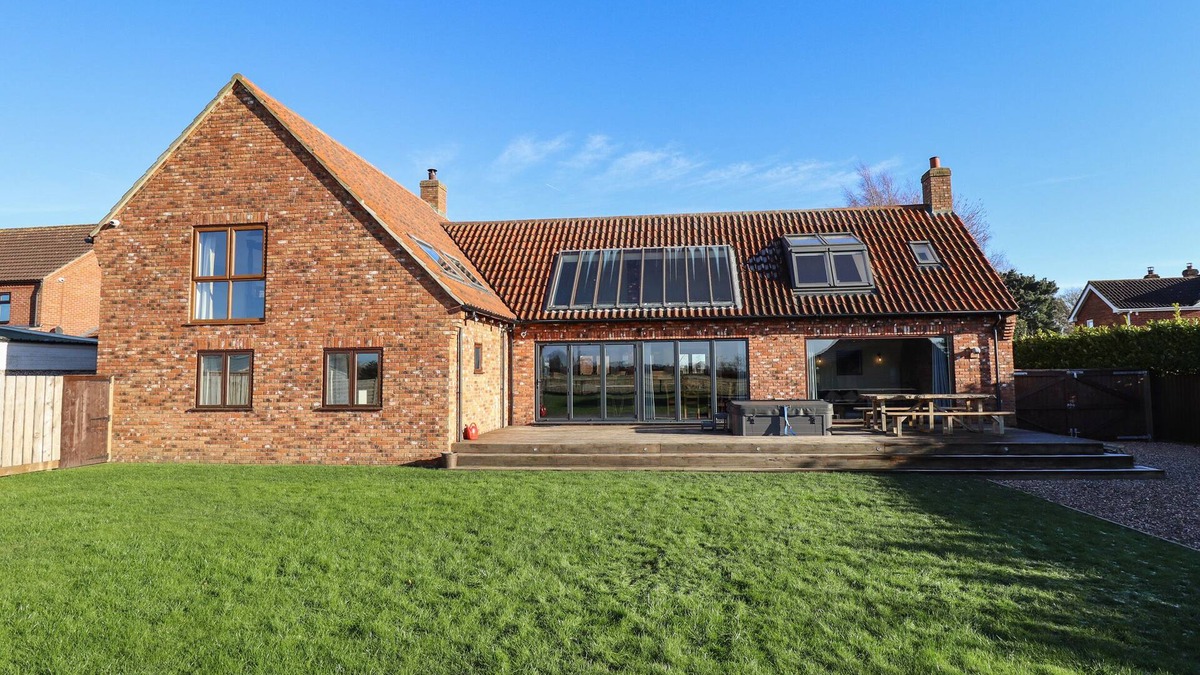 Spilsby House | BRAMBLEBERRY BARN, pet friendly, luxury holiday cottage in Spilsby
