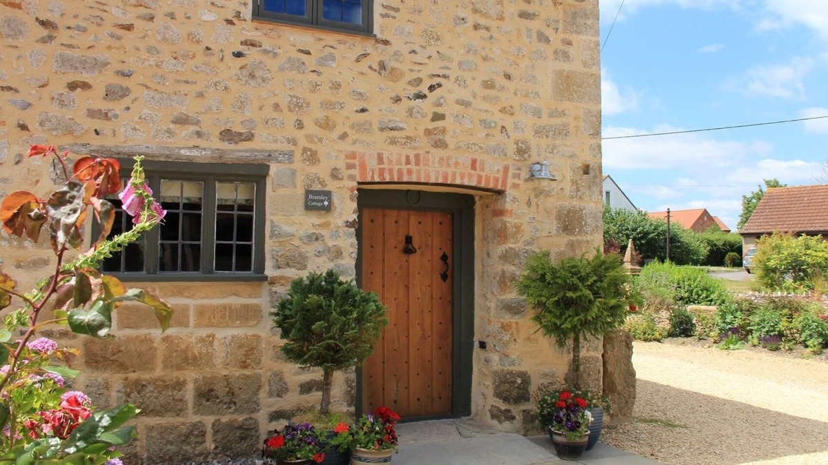 Horton Cottage | Bramley Cottage Romantic Bolthole Sleeps 2 (Dog Friendly) Near Award Winning Pub