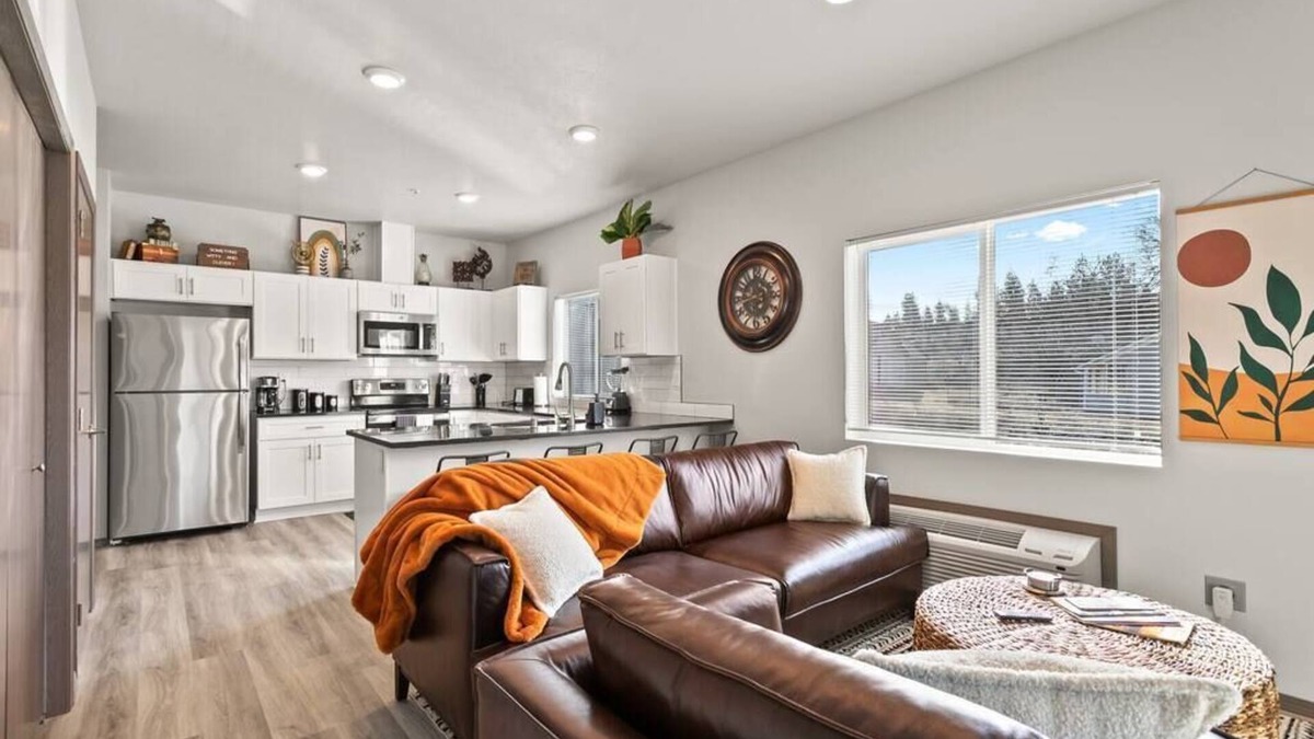South Perry District Apartment | Brand New 2 Bed 2 Bath Near Perry District and DT!