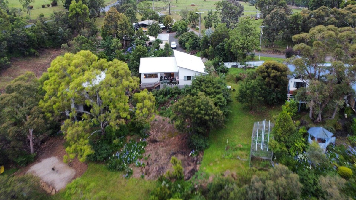 Glenmaggie House | Brand new 2 bedroom 2 bathroom waterfront house on the shore of Lake Glenmaggie