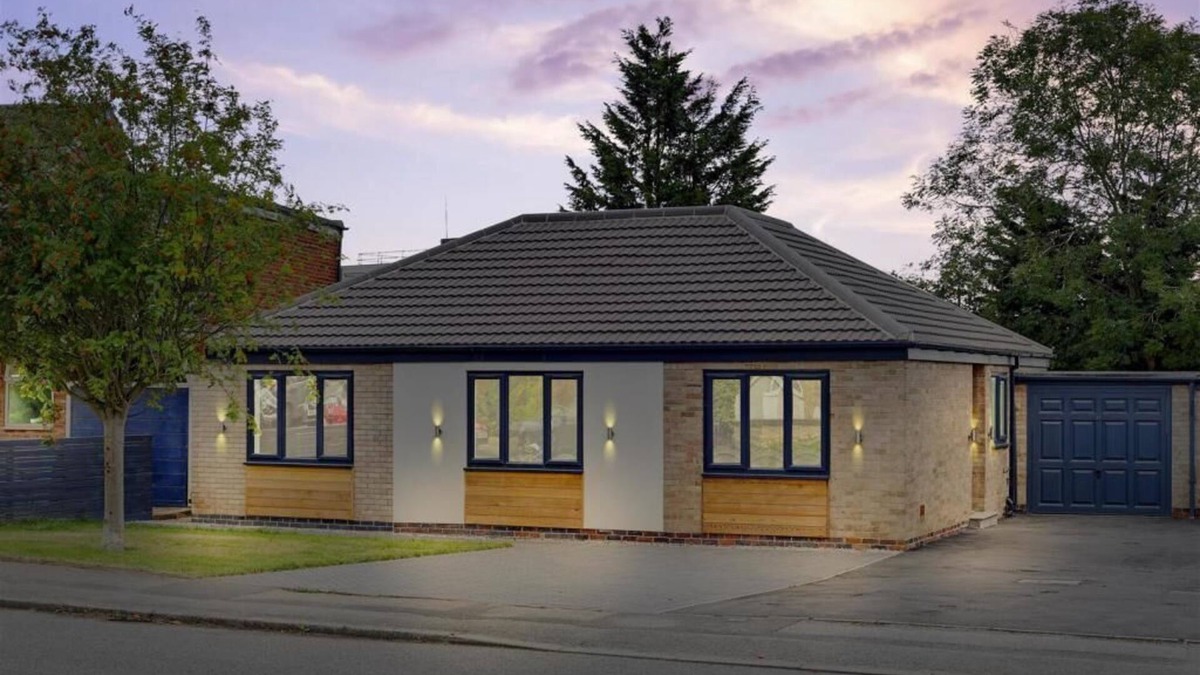 Bramcote Villa | Brand New 4 Bedroom Deluxe Modern Villa - Sleeps 9 - Private Parking & Garden