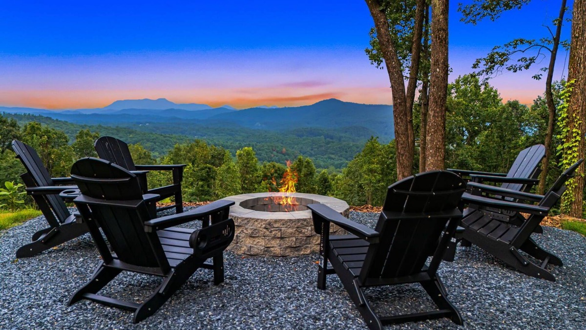Tuxedo House | Brand new 5-Bedroom modern mountaintop home in Hendersonville, NC area