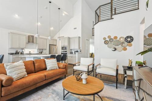 Irving House | Brand New 5BD 4BA Luxury Vacation Home w Hot Tub