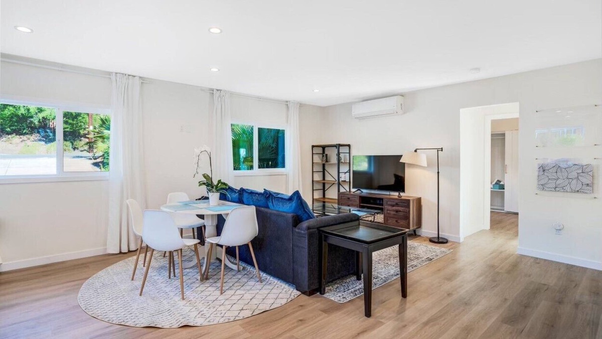 Lincoln Acres House | Brand New Adorable 2B Guest house with private parking