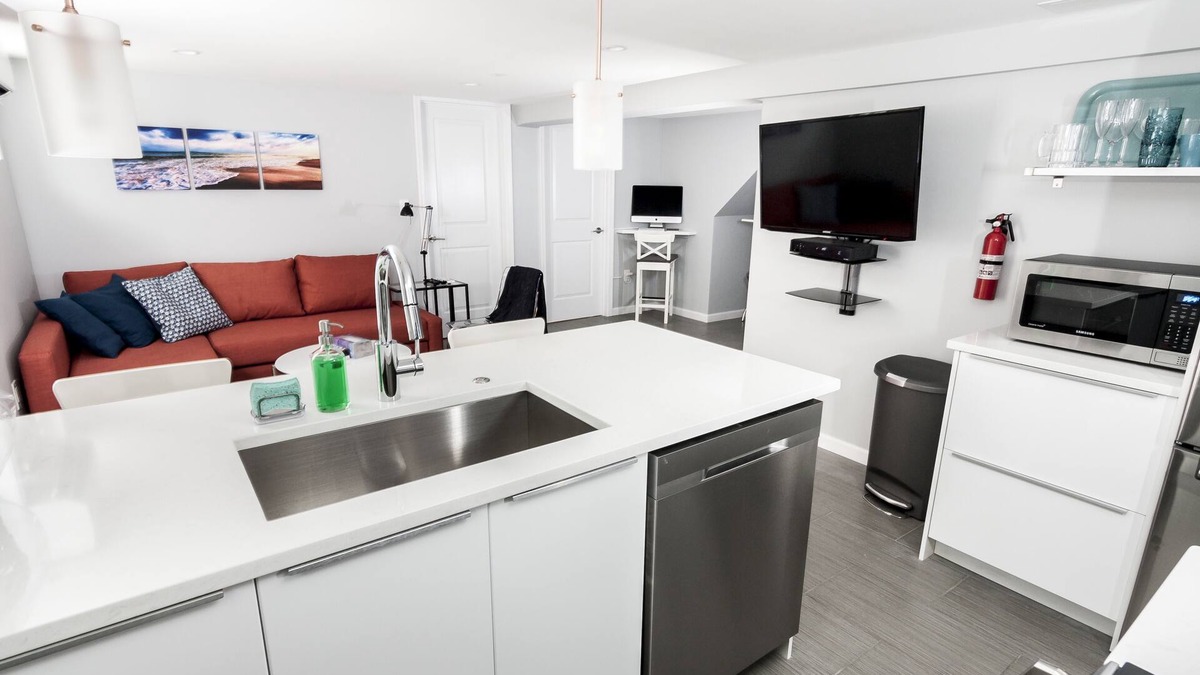 Northwest Apartment | Brand new and modern apartment on Red Line!