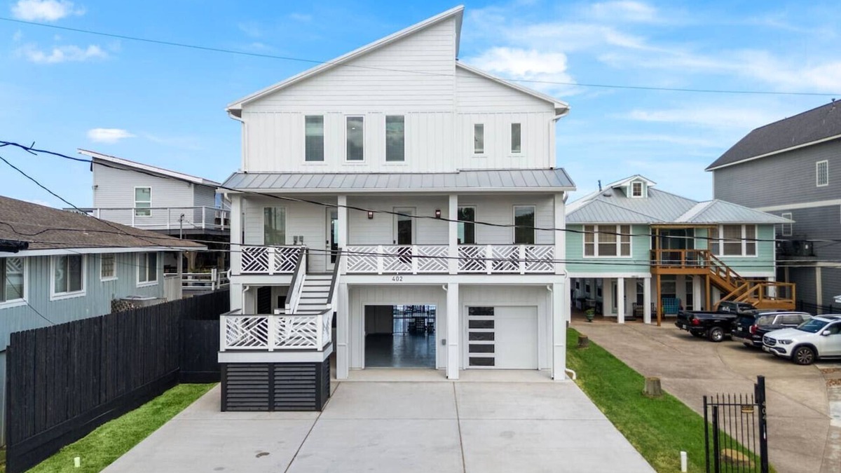Clear Lake Shores House | Brand new bayfront home, gorgeous pool.
