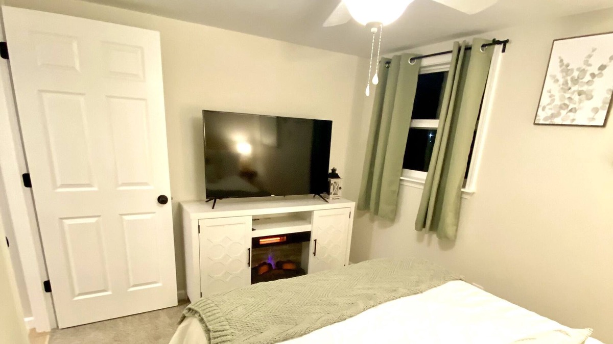 Birch Run Township Cabin | Brand New Boho Cabin in the Woods with Farm Animals near Frankenmuth NO PETS