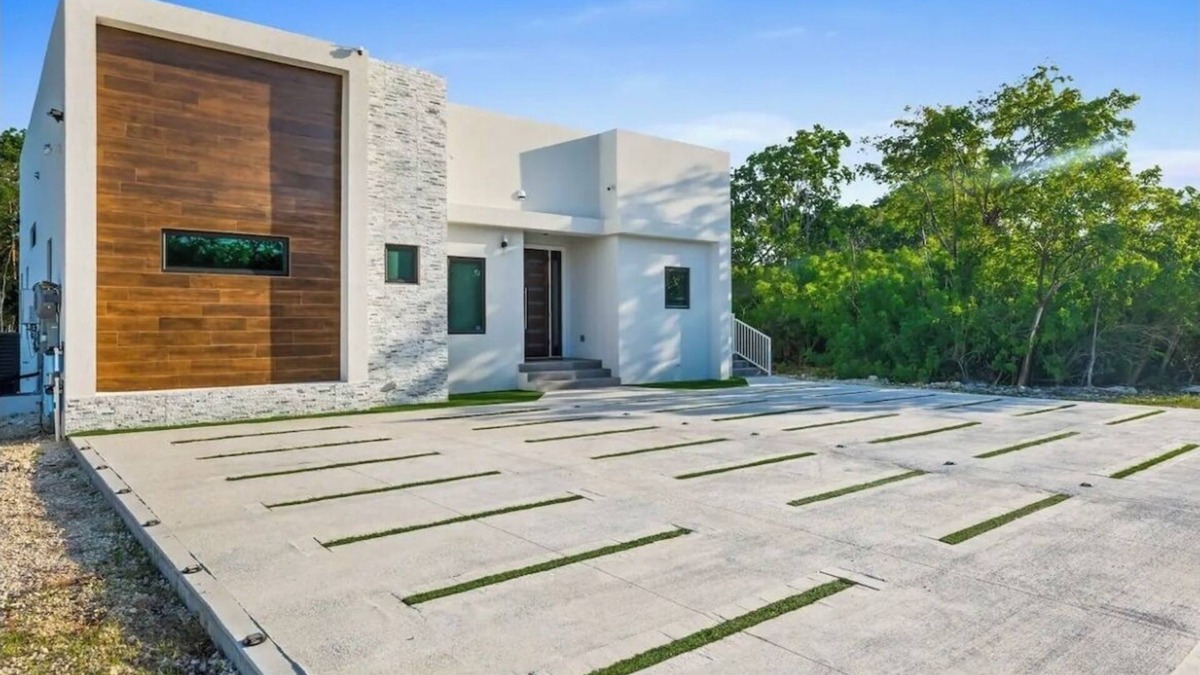 Bodden Town Apartment | Brand new build, 10 min stroll to the beach, 7 min drive to stores/restaurants
