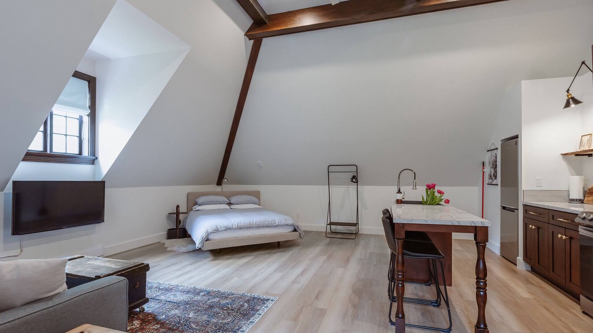 Maple Bay House | Brand New Carriage House…close to trails and ocean