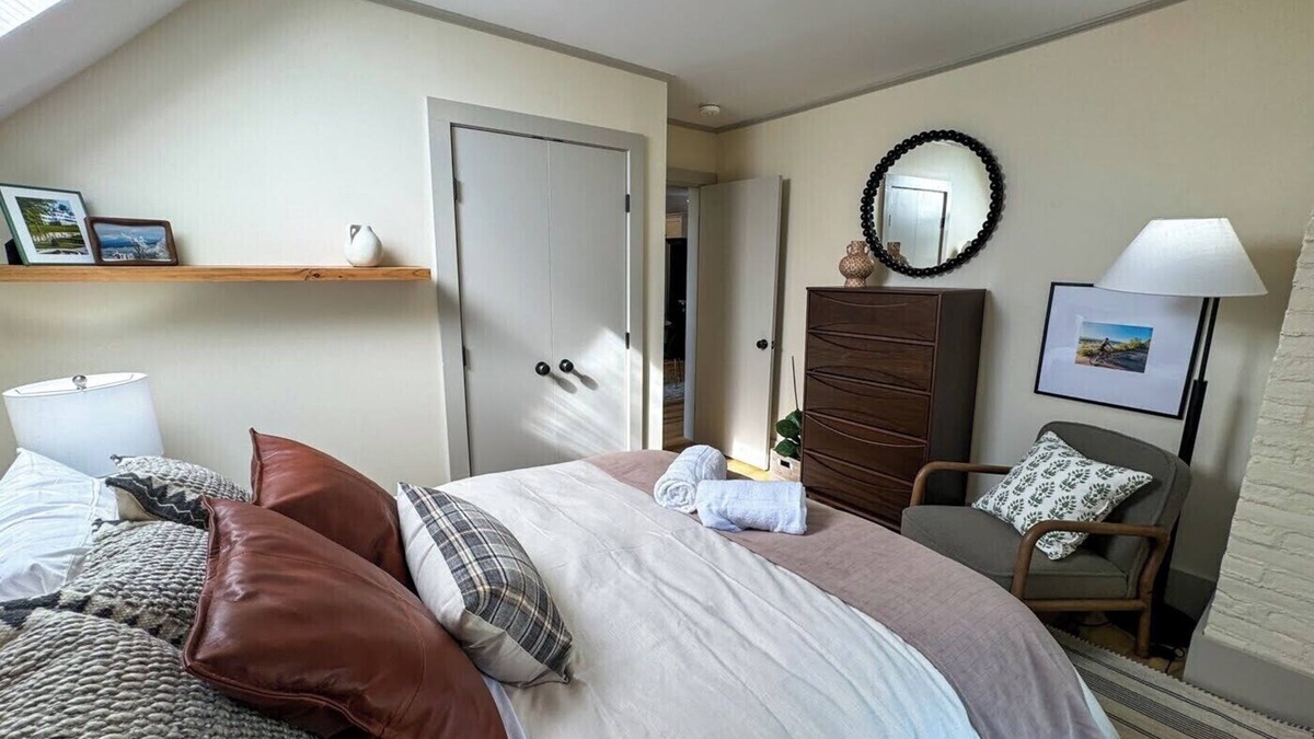 Stockbridge Apartment | Brand NEW Charming 2-bedroom apartment with WiFi, AC on Main Street Stockbridge