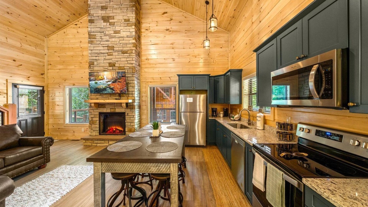 Pigeon Forge Cabin | Brand NEW Cozy 2 Bedroom cabin - JAN. SPECIALS! EASY ACCESS! Right off Pkwy!❄️