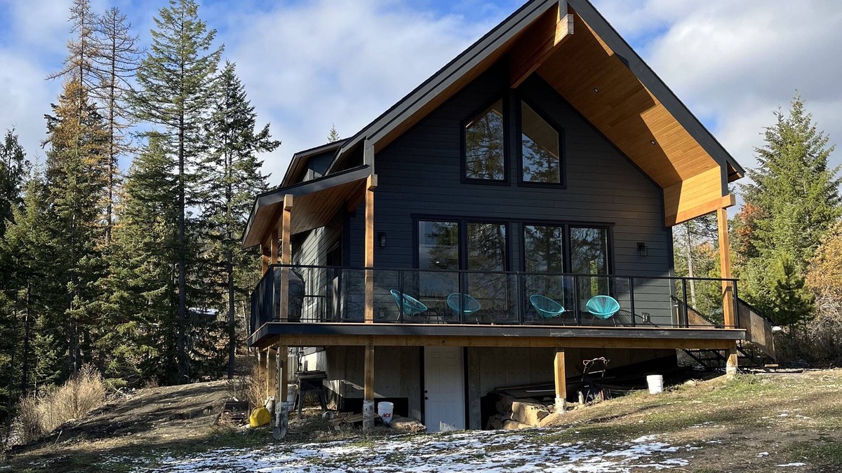 Kaslo House | Brand new custom built cabin! 5 minute drive from Kaslo and public beaches.