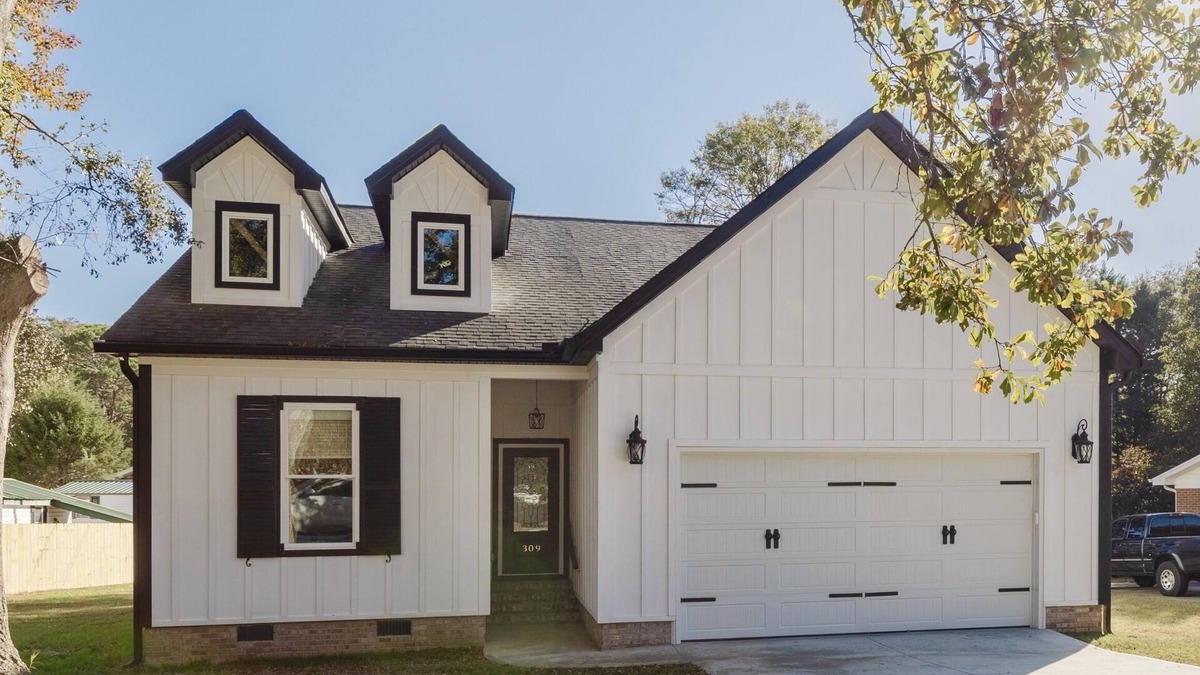 Mauldin House | Brand new custom home. Mauldin Simpsonville. King bed. Pets ok. 2 car garage.