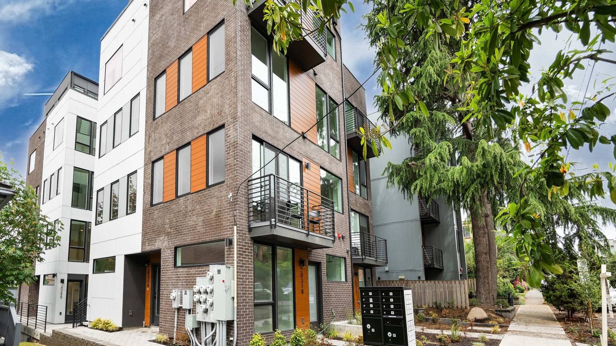Eastlake House | Brand New Eastlake Studio - SLU, UW, Shops & Eats