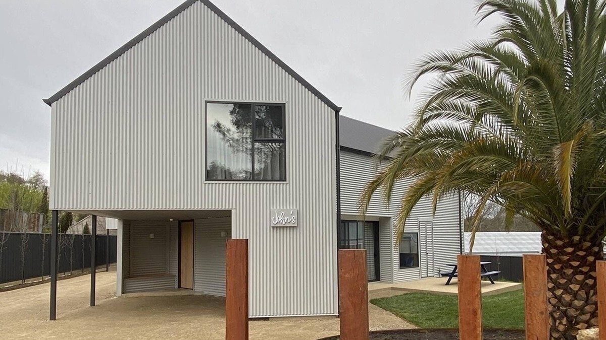 Beechworth House | Brand new family & group accommodation within walking distance to town