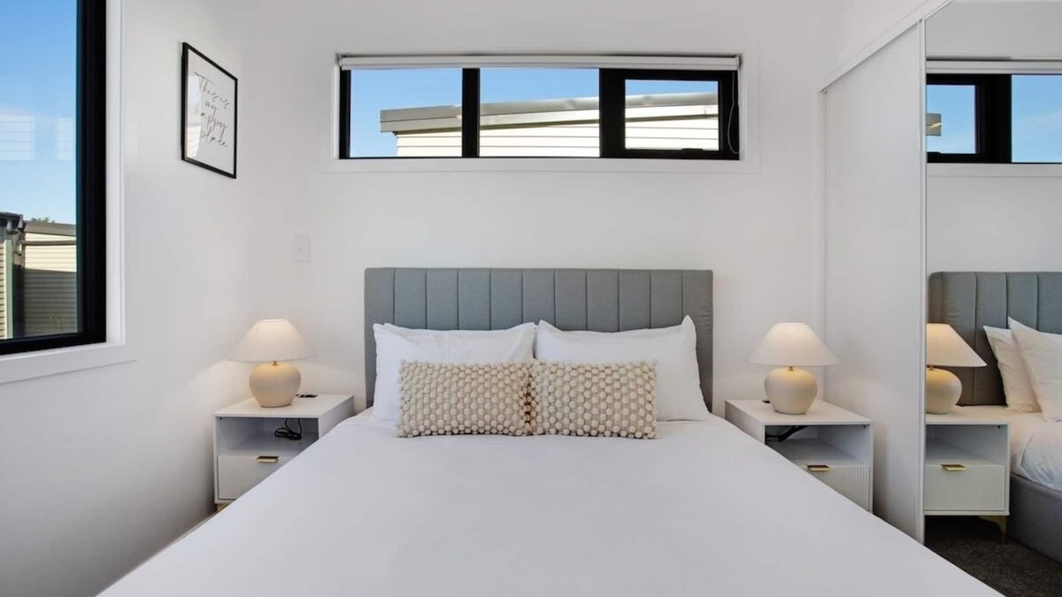 Mangere House | Brand New Family Home | 2BR | 7km to Airport | WiFi