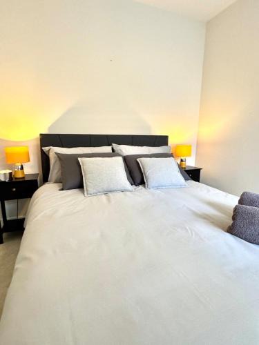 Rushmoor District Apartment | Brand-new flat, King Bed, Sofa Bed with full kitchen, Wi-Fi, self check-in Central location near everything