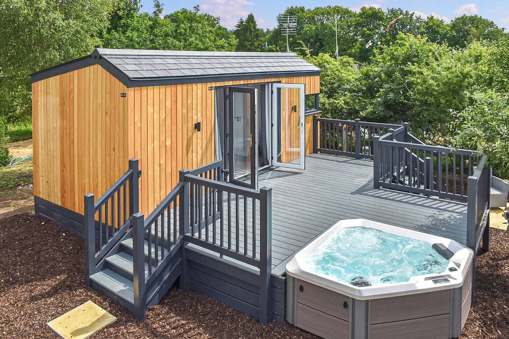 Holton Le Clay Ski Chalet | Brand new for 2021 is this stunning open plan modern hotel suite lodge.