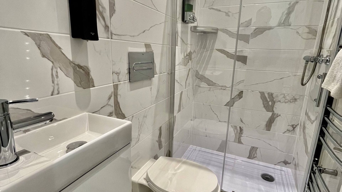 Runnymede House | BRAND NEW FULLY RENOVATED ENTIRE HOUSE SLEEPS 5 FREE PARKING, WI-FI & BREAKFAST