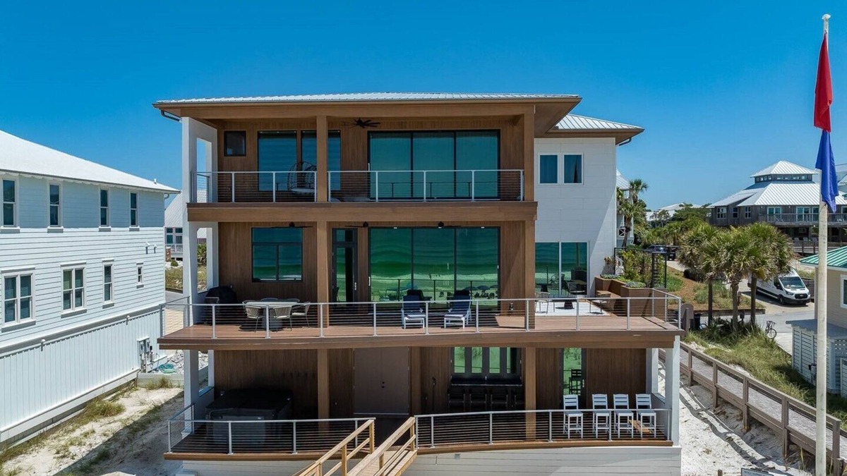 Gulf Trace House | BRAND NEW Gulf Front~"Da Beach"~Hot Tub, Beach Gear, Chairs & Umbrellas Incl