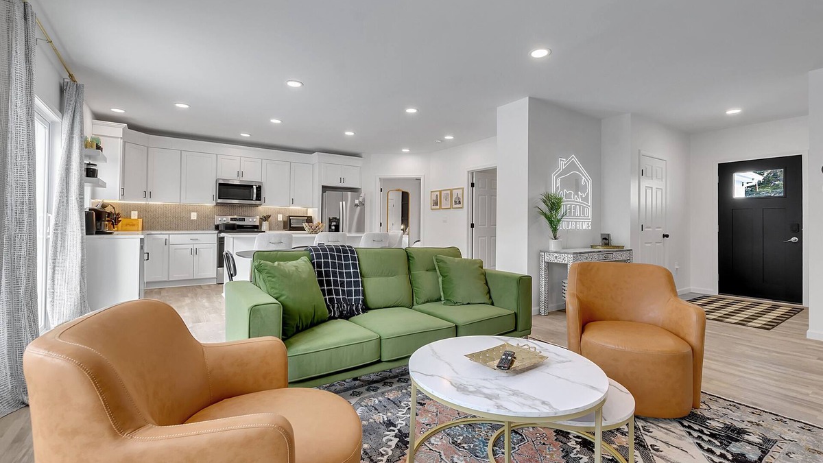 Williamsville House | Brand New Home in WNY! Sleeps 13. Central location, only 8 min from airport!