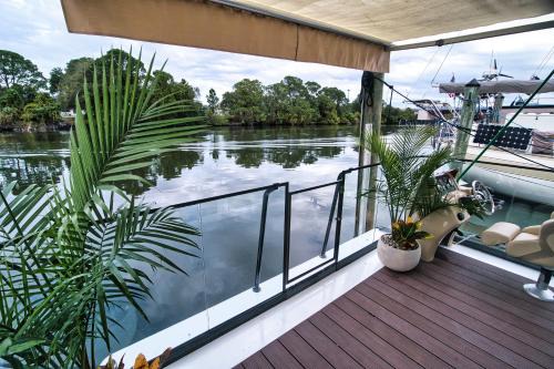 Merritt Island Boat Rental | Brand New House Boat Stunning Views and Resort Amenities