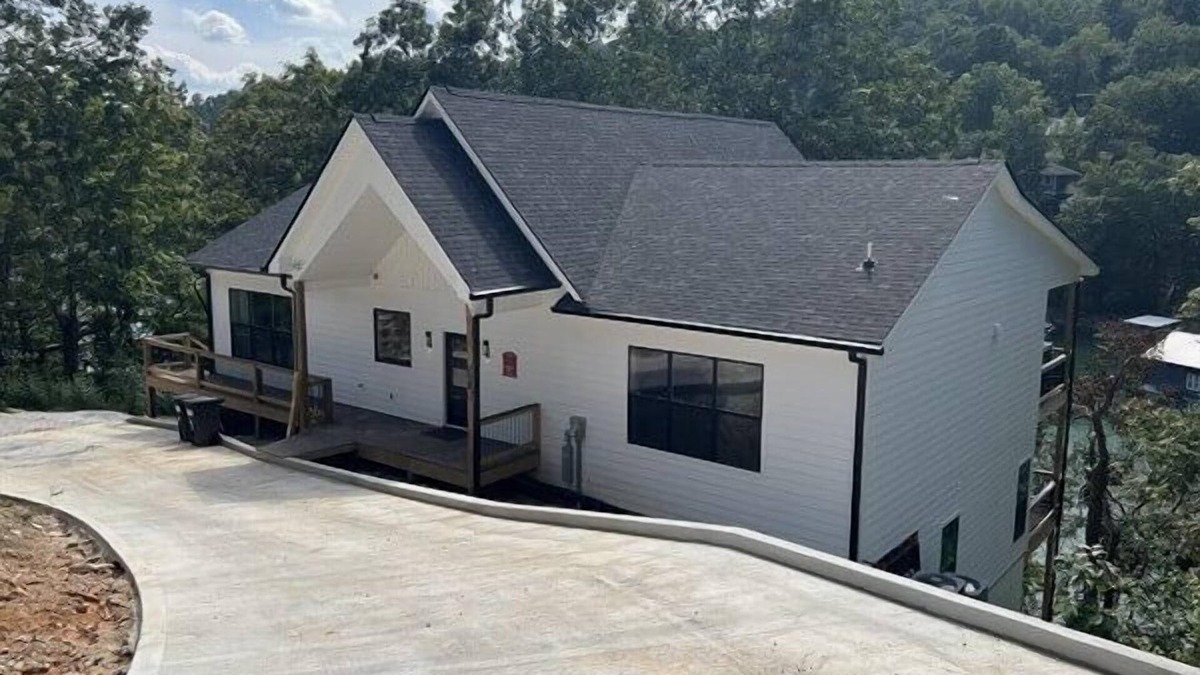 Speedwell House | Brand New! Lakefront, minimal steps to water. Large private dock, Chef's kitchen