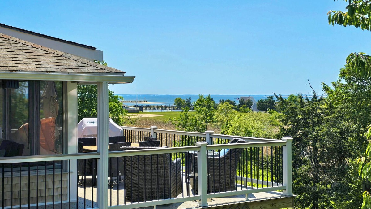 Wellfleet Cottage | BRAND NEW LISTING-Darling 2BD Cottage-A/C, Amazing Deck & Screen Porch, Walk to Town Center & Mayo Beach