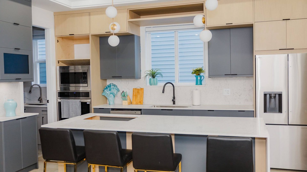 West Newton - Highway 10 House | Brand new luxurious home in Surrey, sleeps 10