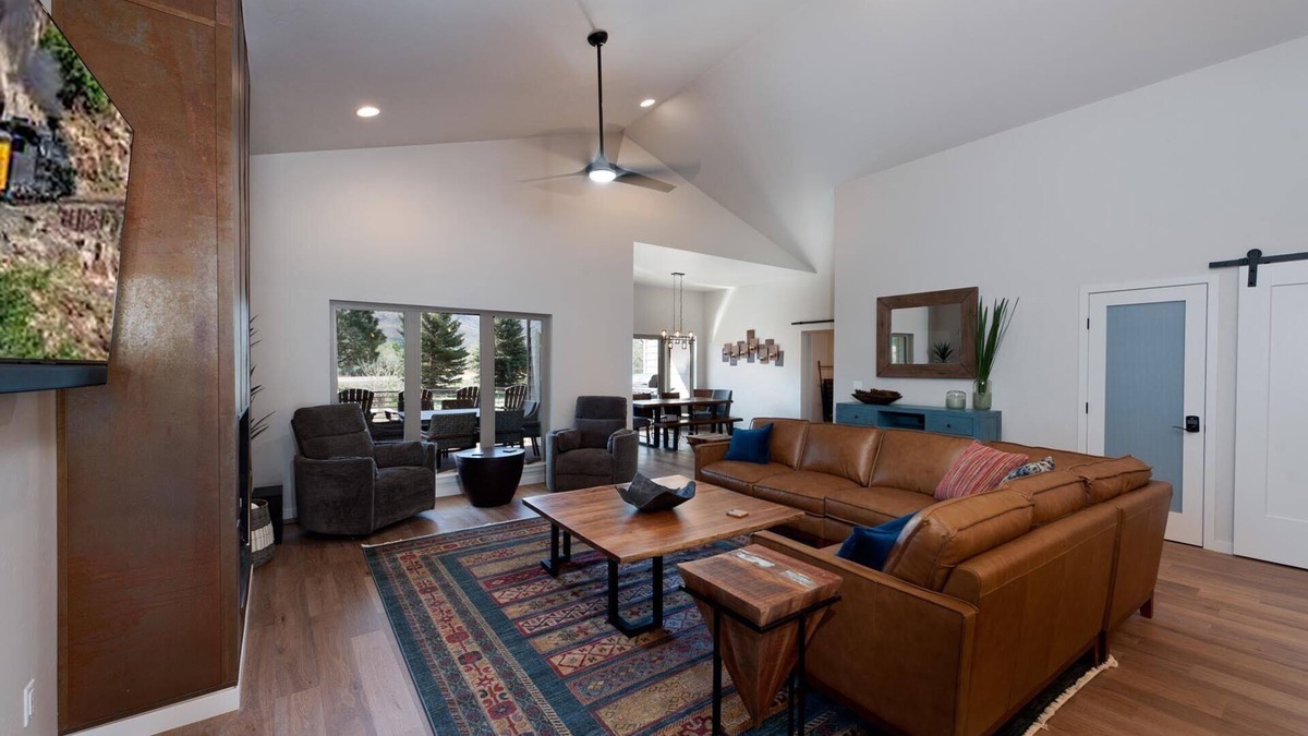 Trimble House | Brand New Luxury Home 12 min. to Durango - AC - Hot Tub/Fire Pit - Mtn. Views