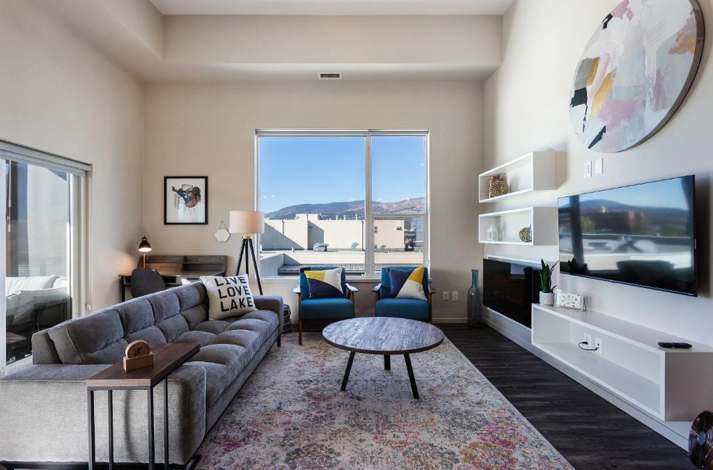 Kelowna Central Business District Apartment | BRAND NEW LUXURY TOP FLOOR 2BEDROOM CONDO - 2 MINUTES To BEACH