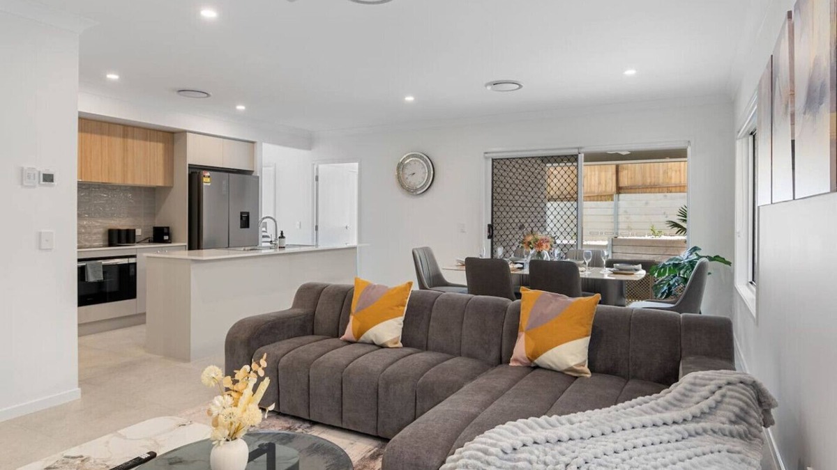 Carseldine House | Brand New Modern 5BR House Ducted A/C Near Mall