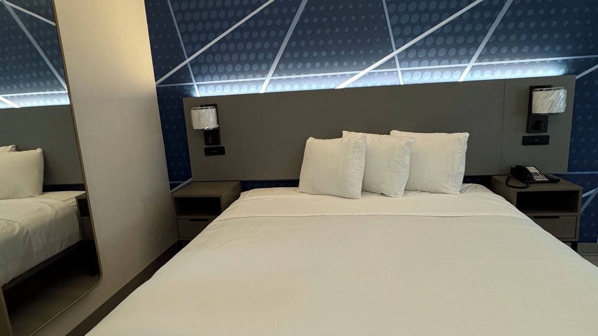 South Holland Hotel | Brand New Modern Bedroom with AC, TV & WiFi in Chicago Near Wind Creek Casino