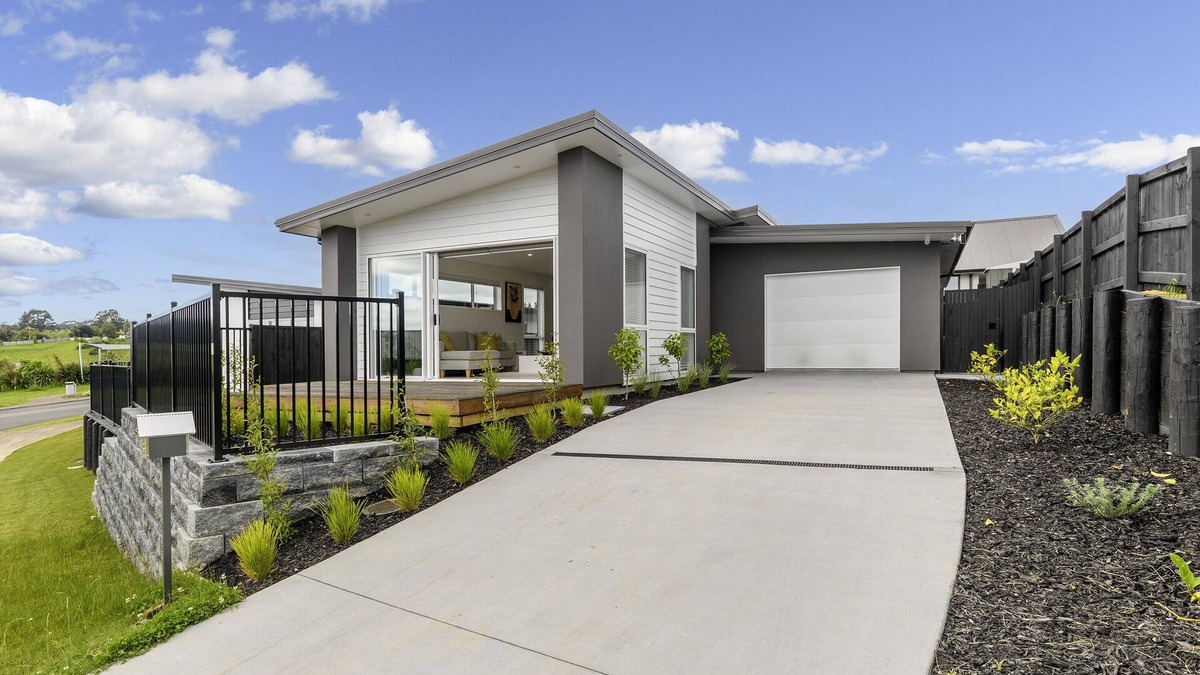 Pyes Pa House | Brand New modern home 3 bedrooms - lakes
