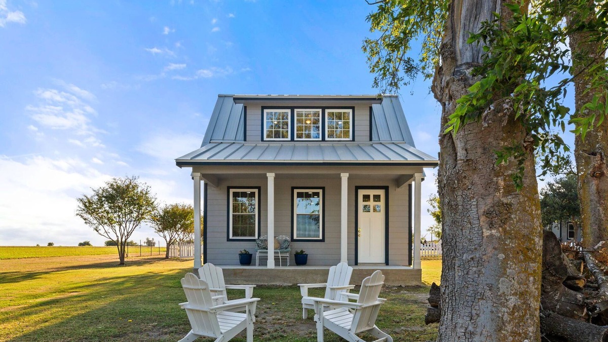 Taylor House | *Brand New* Romantic 1BR Chateau on 5 acres Near Samsung in Taylor