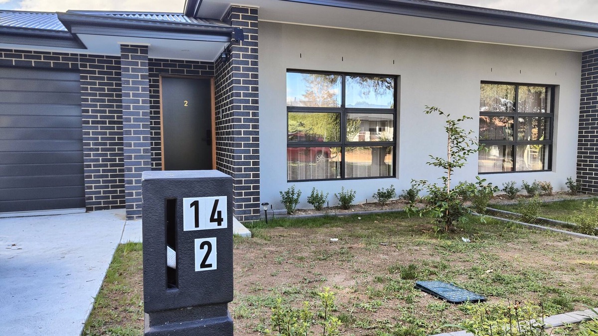 Scullin Villa | Brand new settled beautiful house with Netflix, near shops