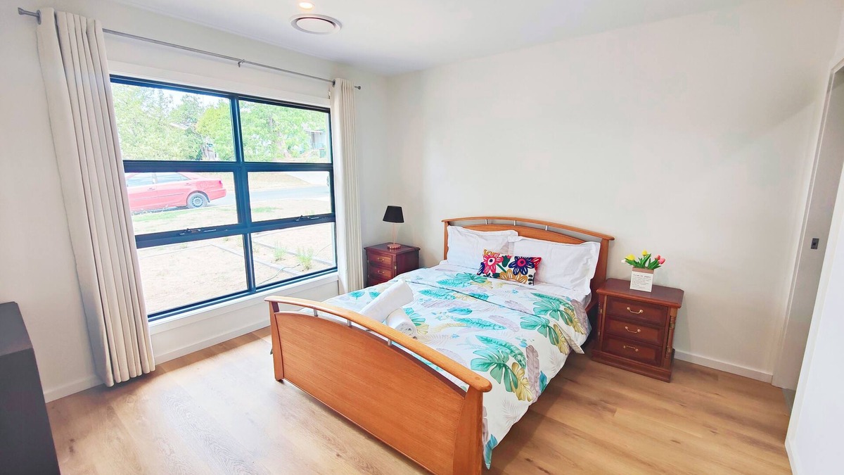 Scullin Villa | Brand new settled house near shops with Netflix