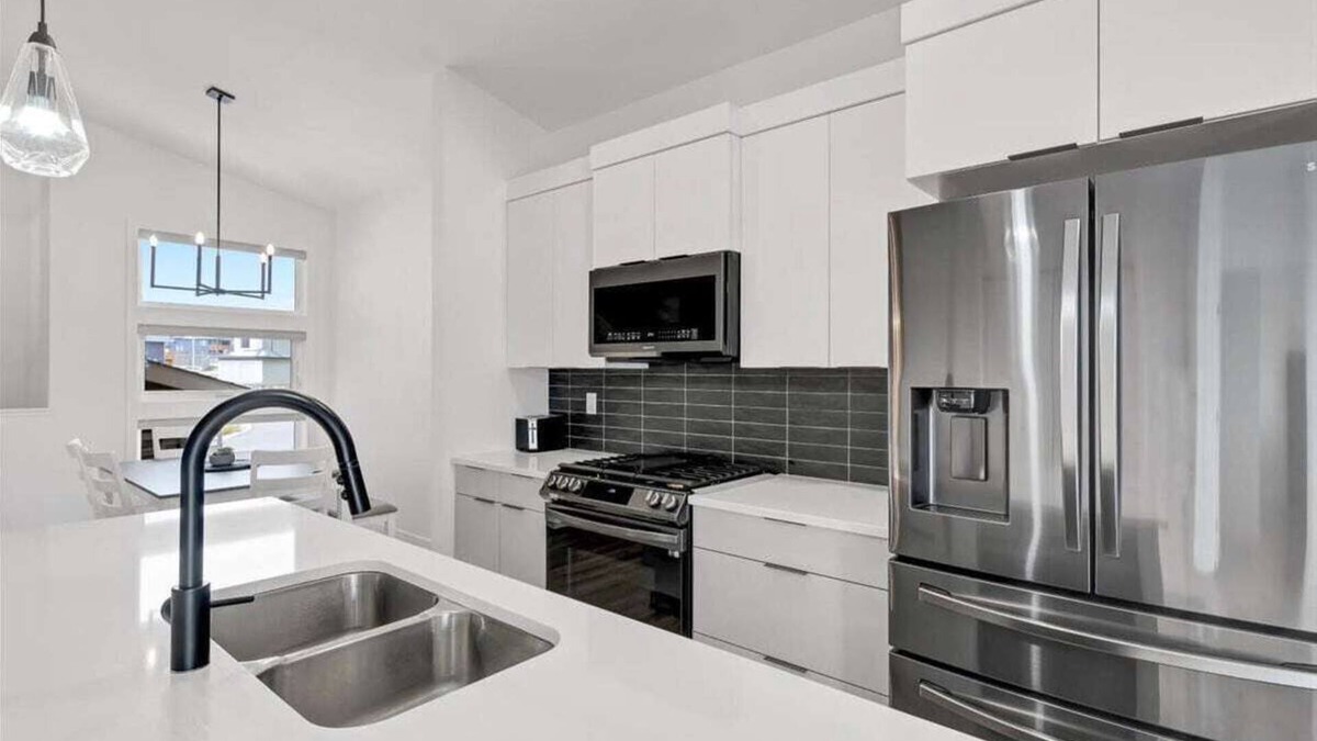 Grande Prairie House | Brand new Stunning Airbnb 3 bed with garage.