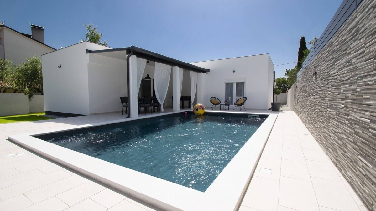 Pula House | Brand new top villa * heated pool, barbecue, only 2 km from the sea