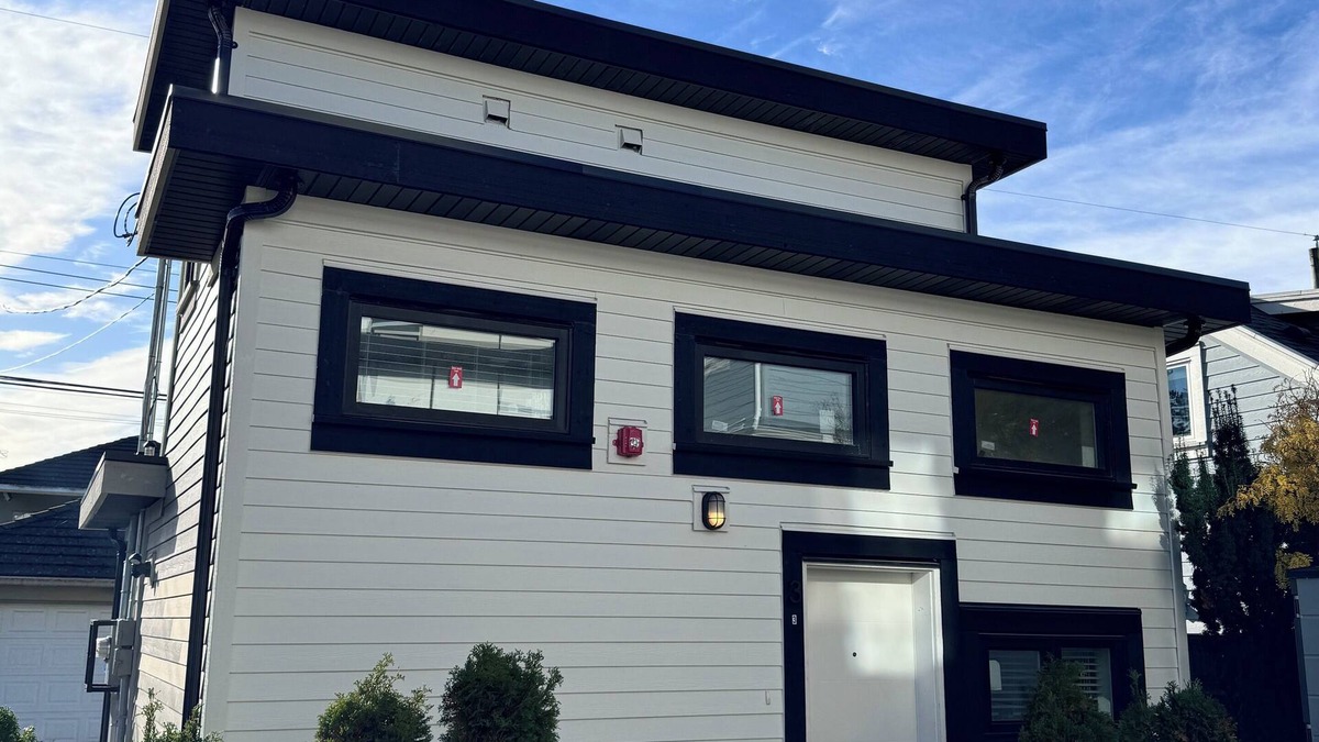 Sunset House | Brand New Unit. Centrally located 15 min to downtown 10 min to YVR airport.